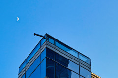 FM_PointingAtTheMoon-1x1